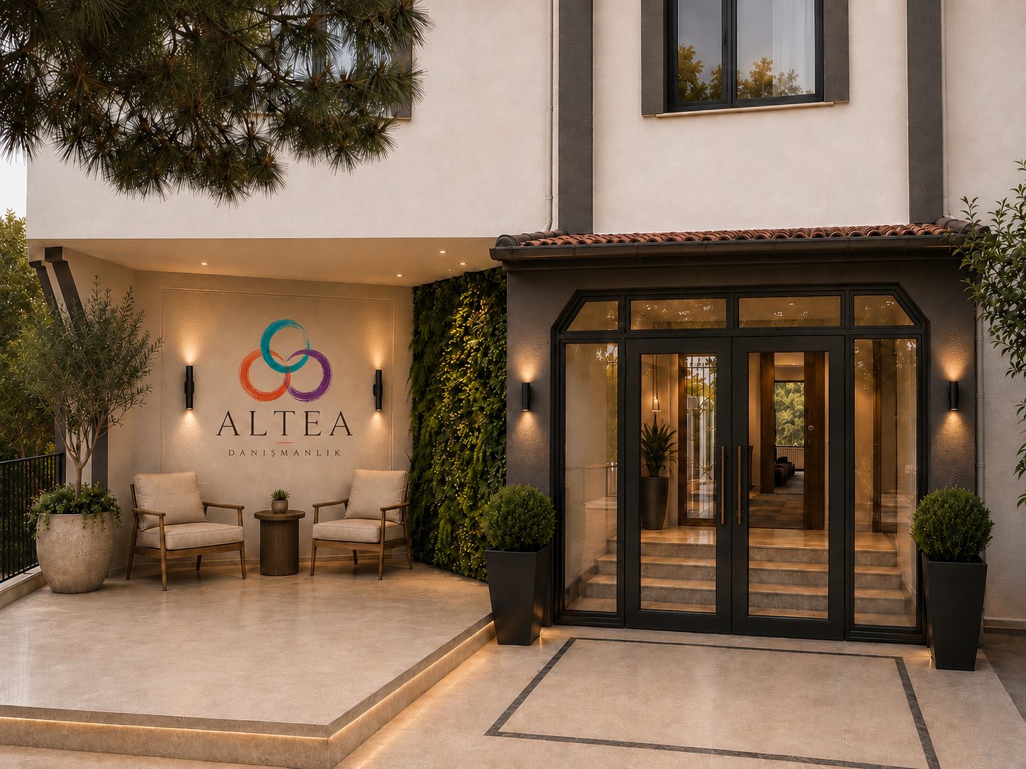 Altea girişi: logo duvarı, koltuklar ve cam kapılar