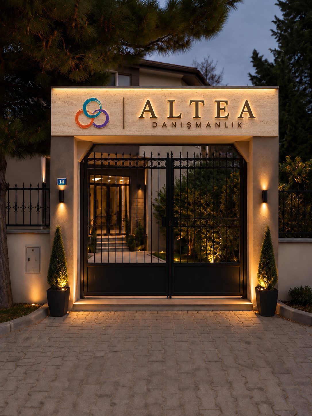 Altea girişi: ışıklı ALTEA tabelası ve demir kapı