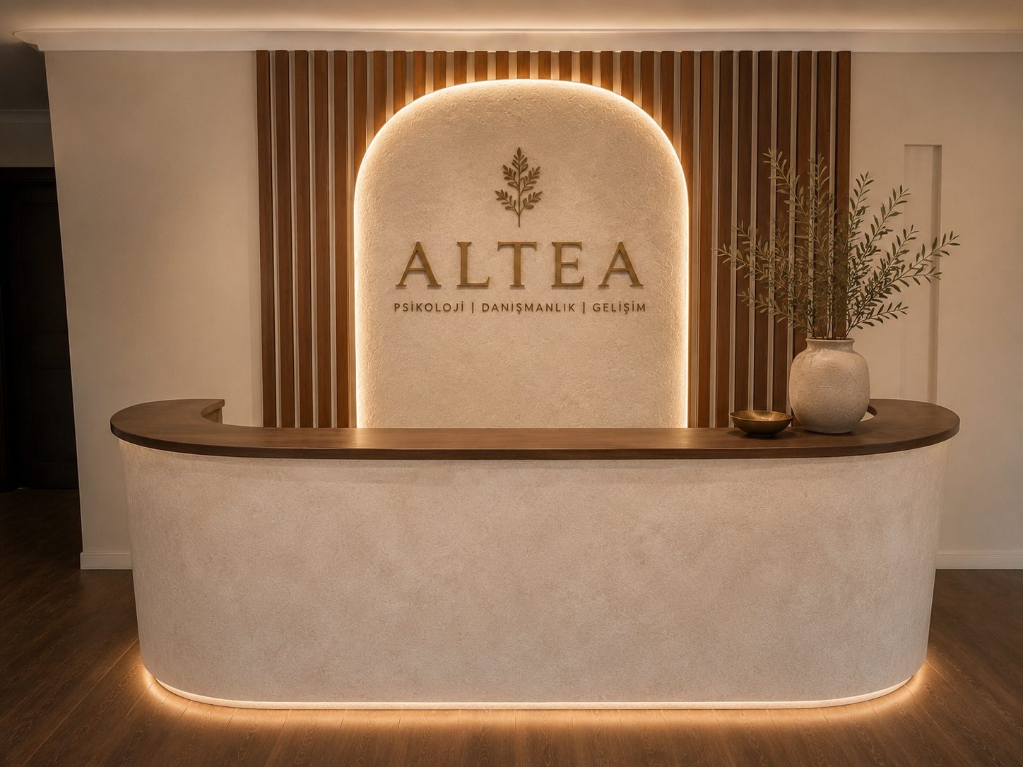Altea karşılama alanı: kemerli logo duvarı ve karşılama bankosu